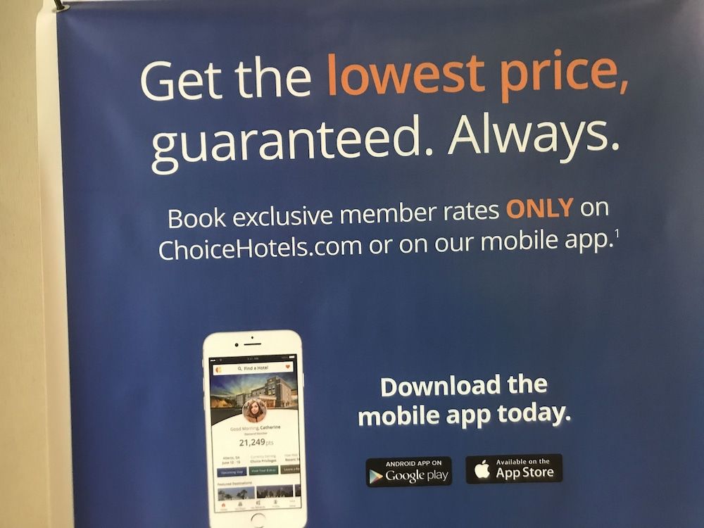 Econo Lodge Inn & Suites 2