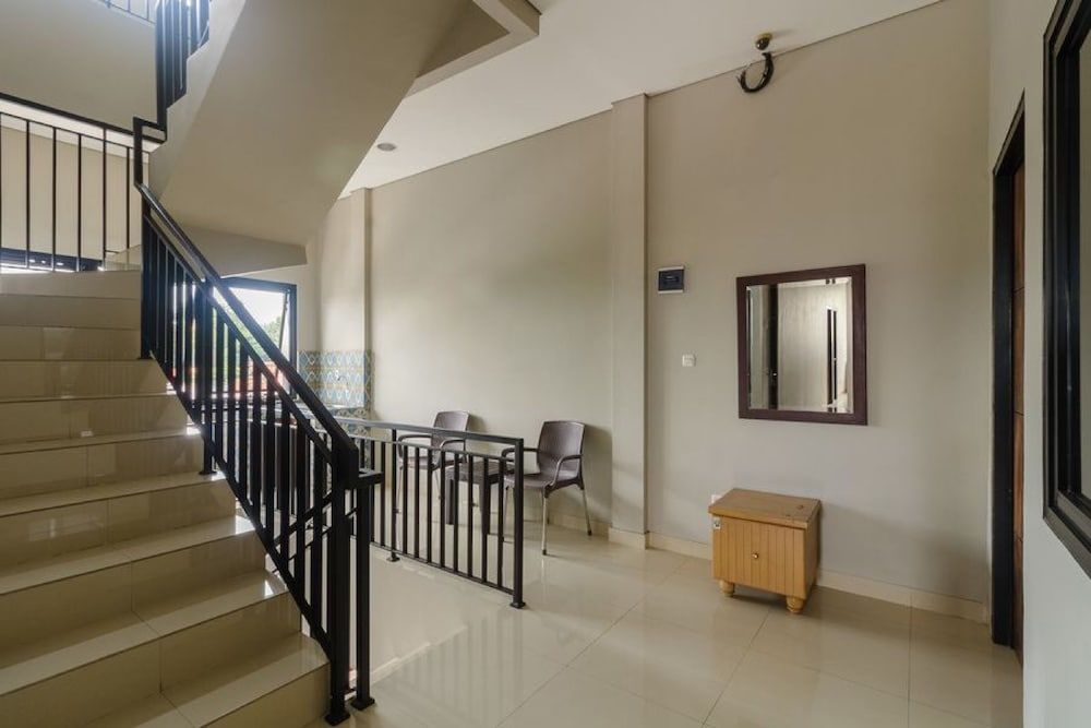RedDoorz near Puri Indah Mall 3