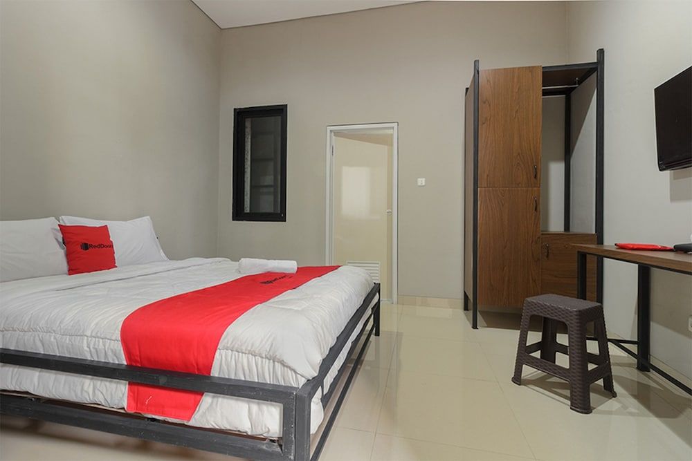 RedDoorz near Puri Indah Mall 1