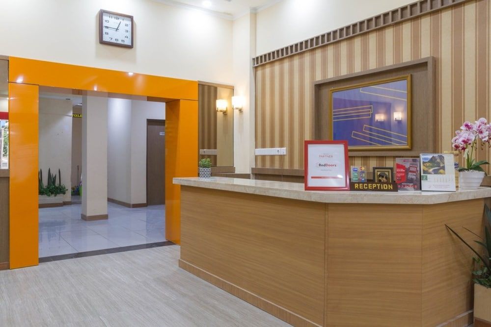 RedDoorz near Istana Plaza 2 2