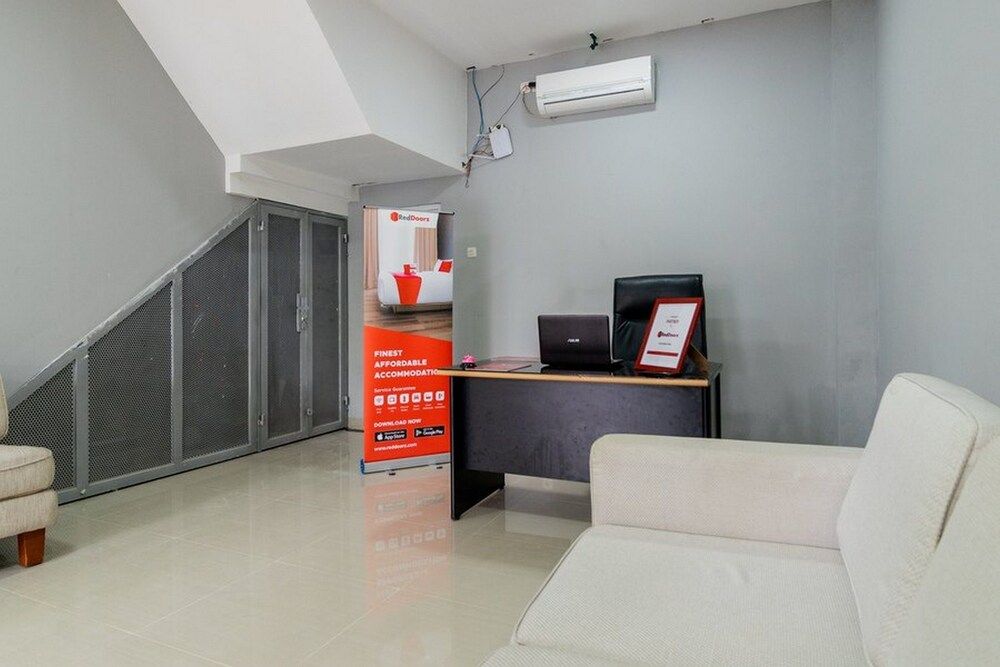 RedDoorz near Plaza Atrium Senen 3