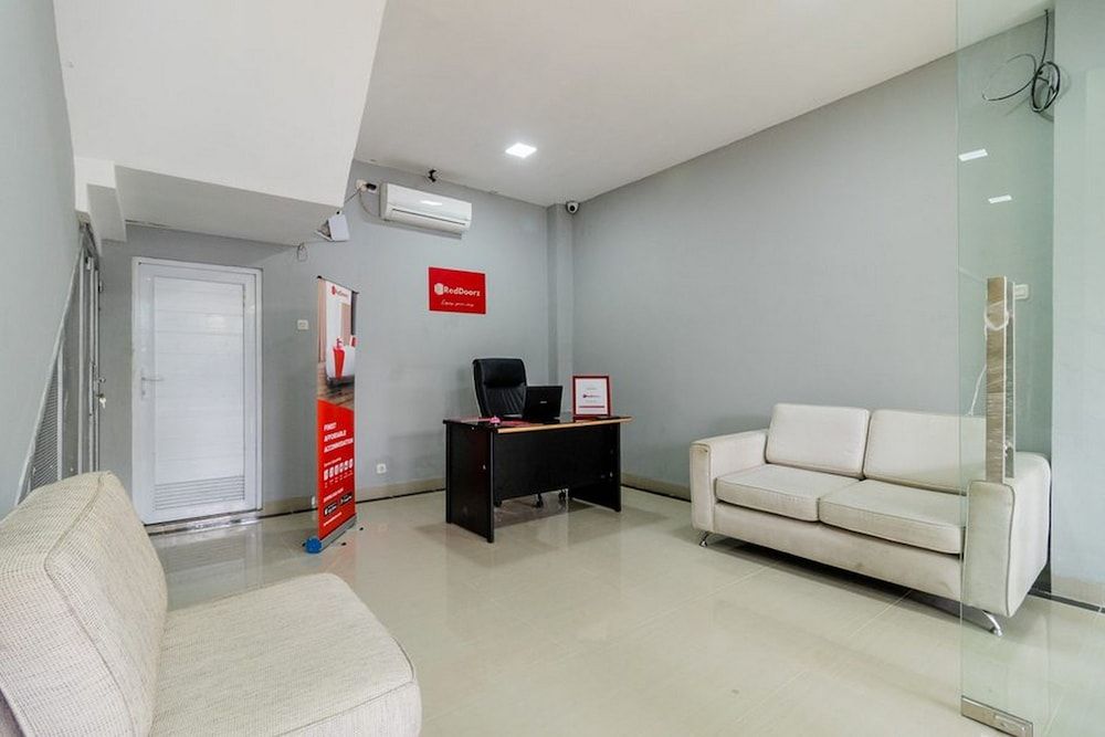 RedDoorz near Plaza Atrium Senen 2