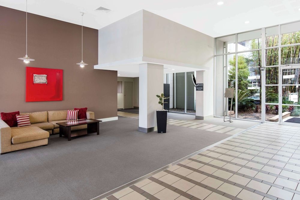 Oaks Brisbane Mews Suites 2