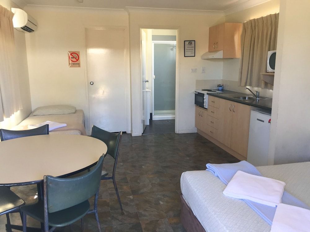 Inland Oasis Motel 3