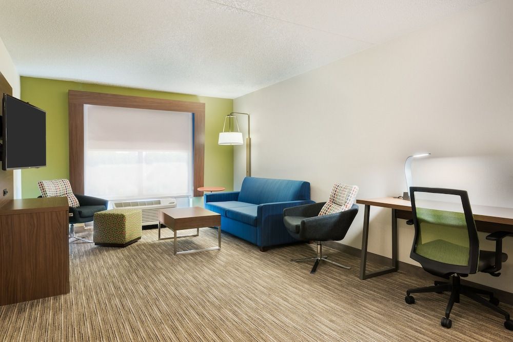 Holiday Inn Express Hotel & Suites Bentonville by IHG 2