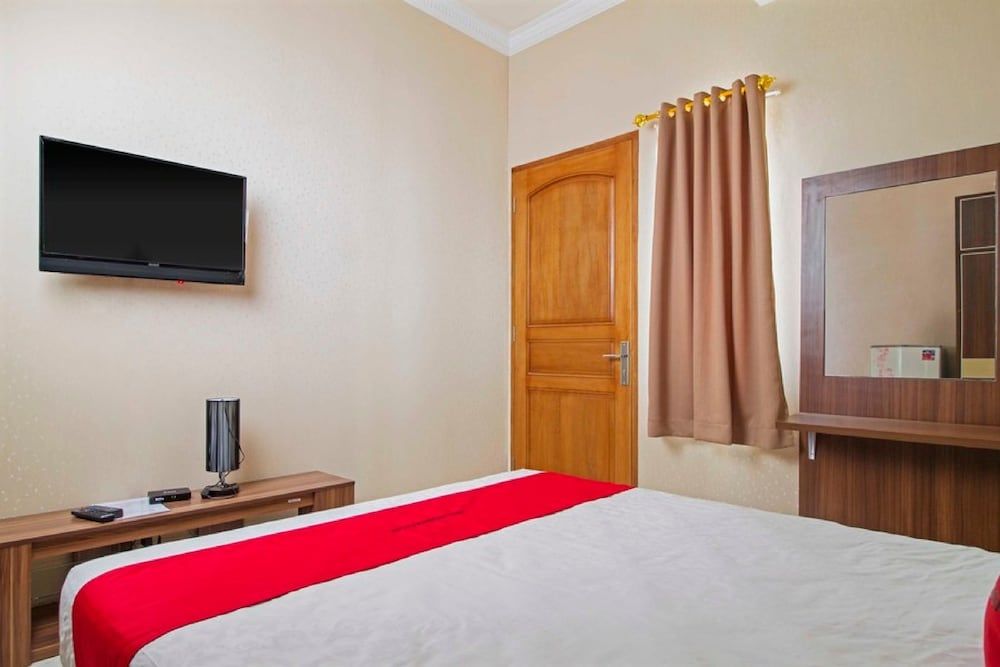 RedDoorz Syariah near Mercu Buana University 3