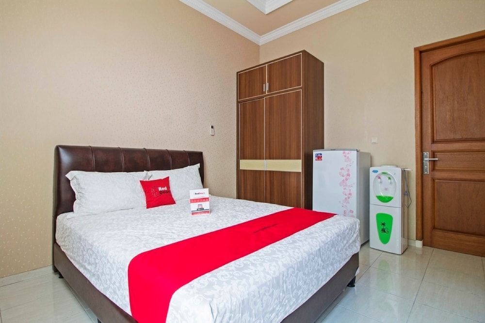 RedDoorz Syariah near Mercu Buana University -1 estrellas en Jakarta