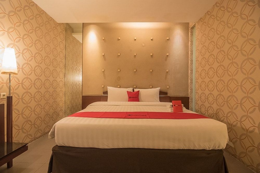 RedDoorz Plus @ Cipaganti Street 3 3