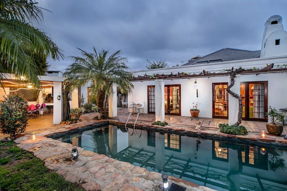 GUBAS DE HOEK meet eat sleep