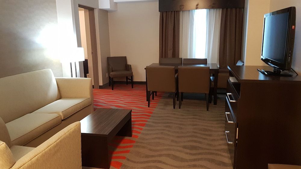 Holiday Inn Express Hotel & Suites Barrie by IHG 2