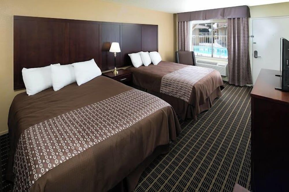 Red Lion Inn & Suites Redding 3