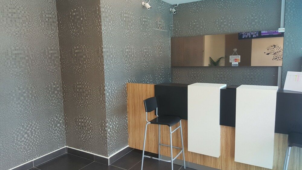 9 Square Hotel - Sri Kembangan 3