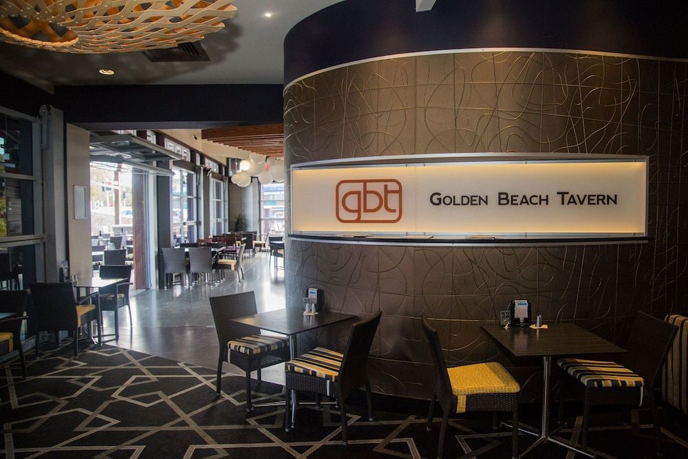 Nightcap at Golden Beach Tavern 3