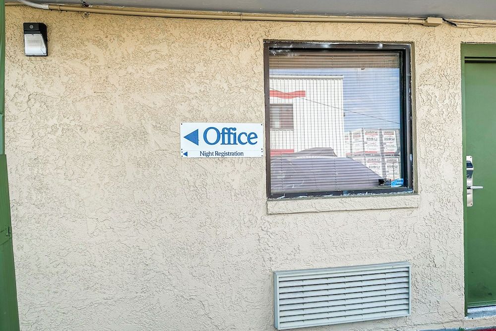 OYO Hotel Mobile, AL I-65 at Airport Blvd 2