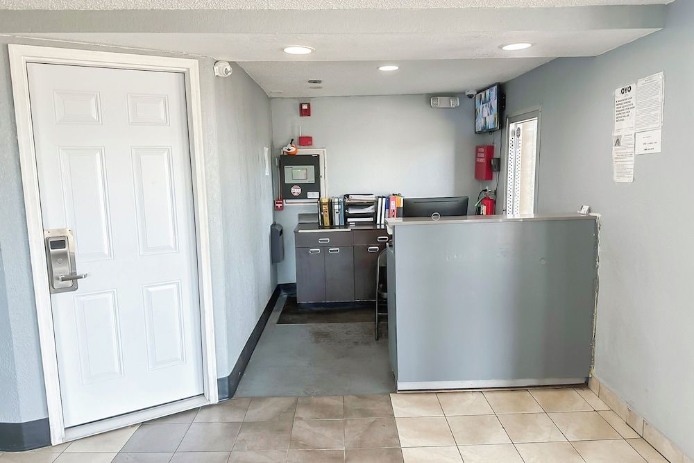 OYO Hotel Mobile, AL I-65 at Airport Blvd 3