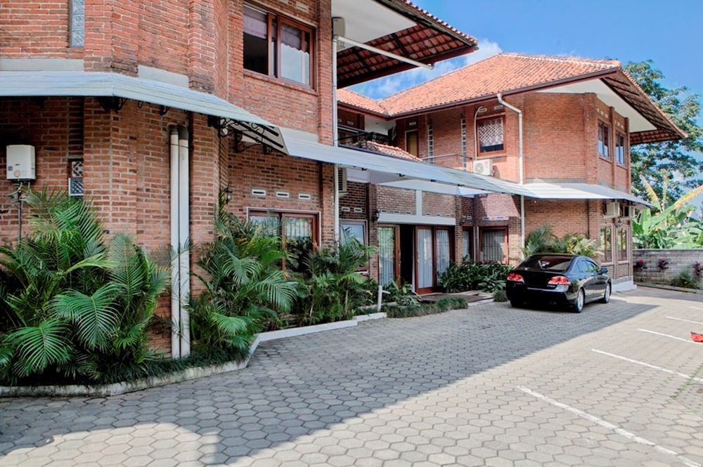 RedDoorz Plus near Dago Pakar 1