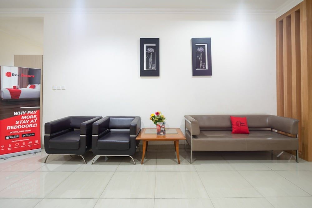 RedDoorz Plus near Siloam Karawaci 3