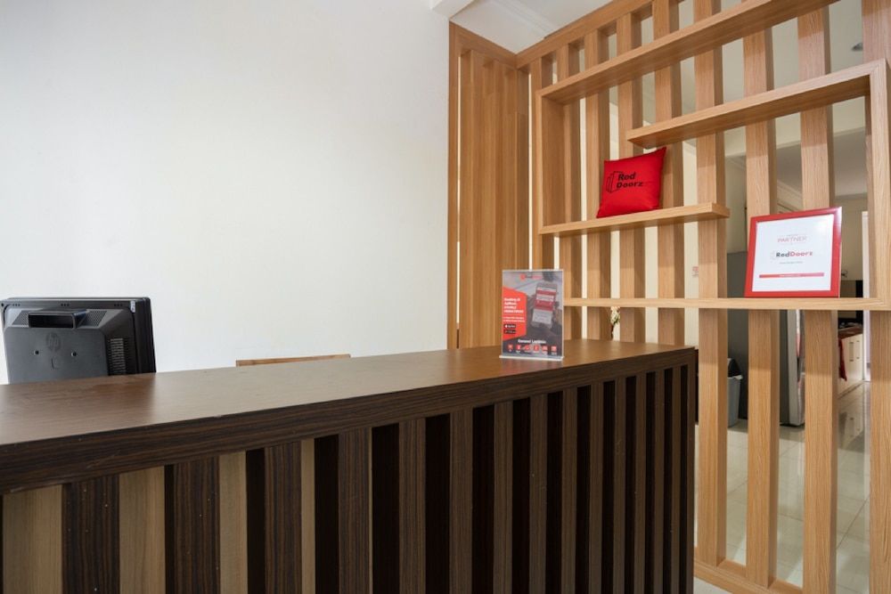 RedDoorz Plus near Siloam Karawaci 2
