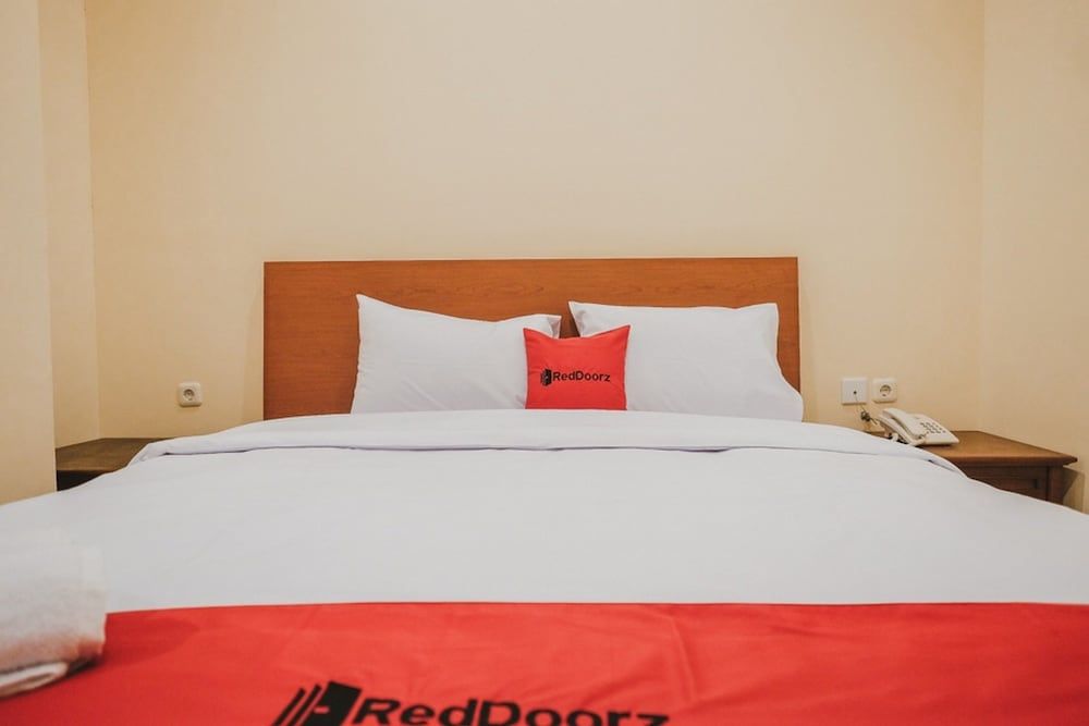 RedDoorz Plus near Plaza Blok M 3