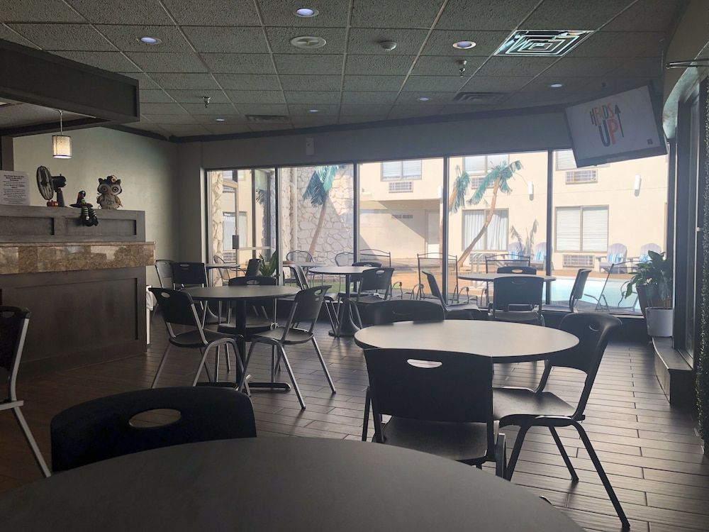 Lamplighter Inn & Suites - South 2