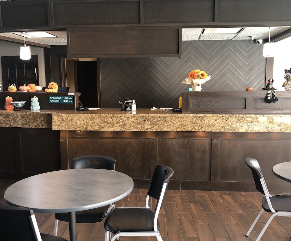 Lamplighter Inn & Suites - South 3