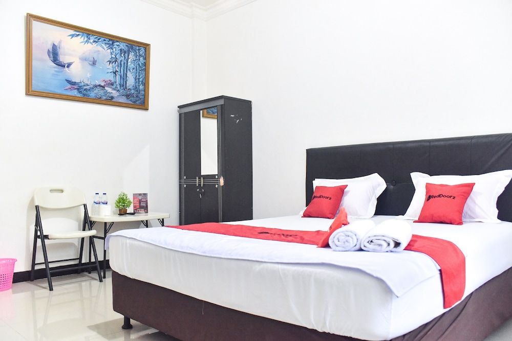 RedDoorz near Sultan Hasanuddin Airport 2 1