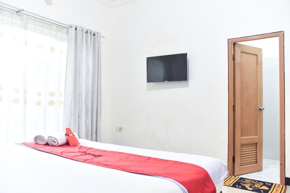 RedDoorz near Sultan Hasanuddin Airport 2 3