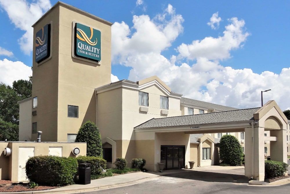 Quality Inn & Suites Raleigh North 2 estrellas en Raleigh