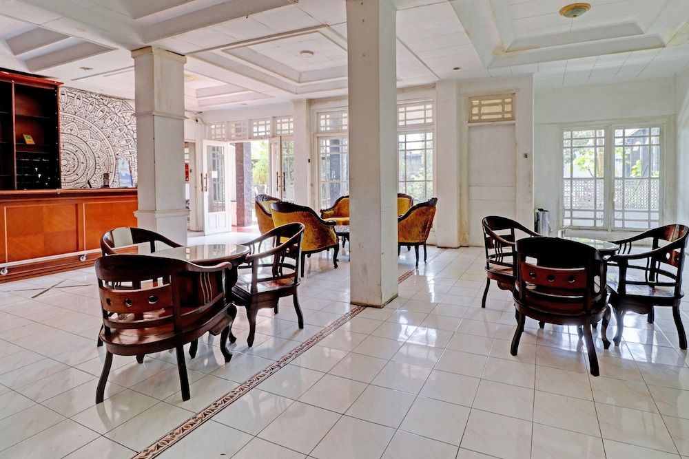 OYO 2452 Hotel Metro 2