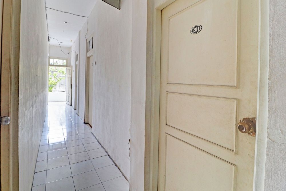 OYO 2452 Hotel Metro 3
