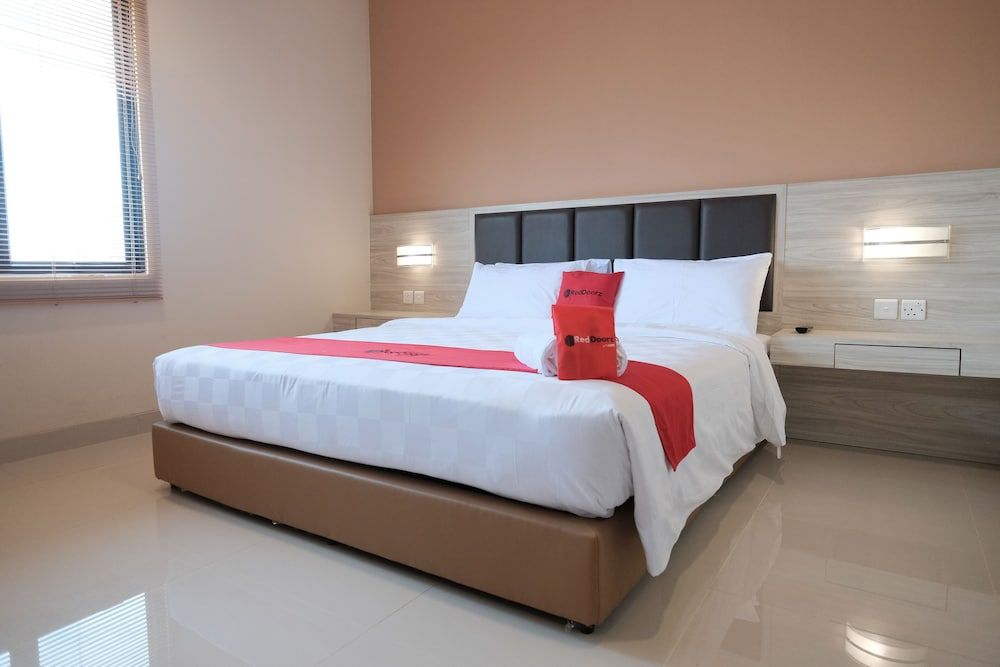 RedDoorz Plus near Ferry Terminal Batam Center 1