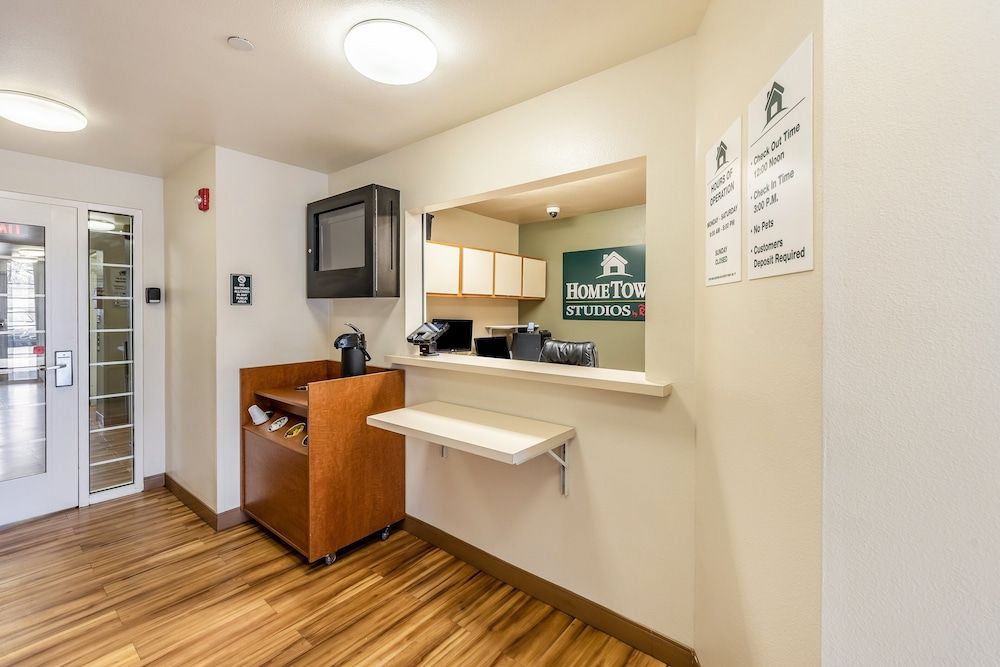 HomeTowne Studios by Red Roof Columbus 3