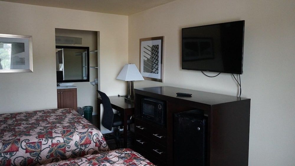 Village Motor Inn 3