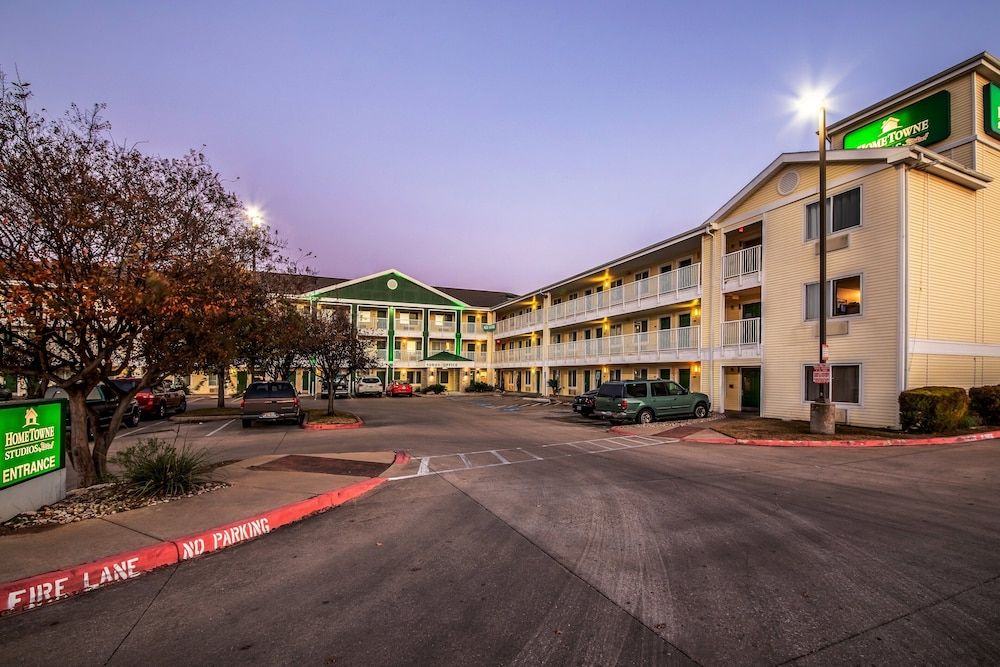 HomeTowne Studios by Red Roof Austin 2 estrelas em Austin