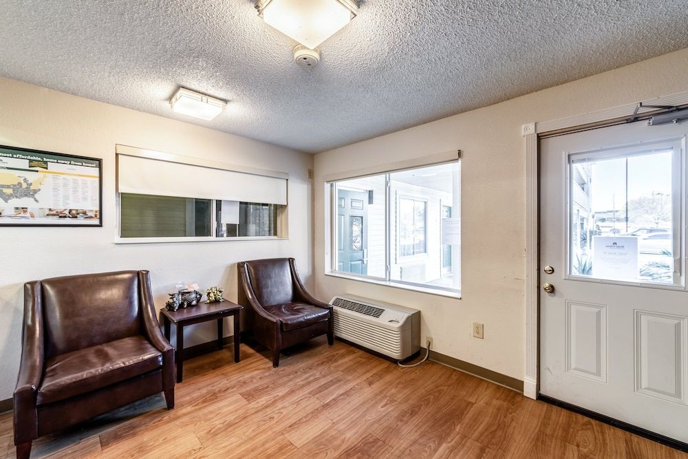 HomeTowne Studios by Red Roof Austin 3