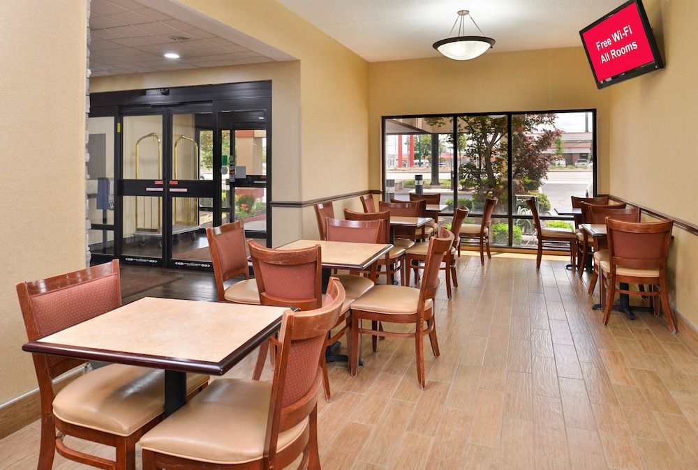 Red Roof Inn & Suites Columbus - West Broad 2