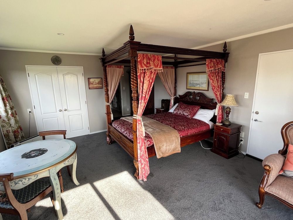 Tudor Manor Bed & Breakfast 3