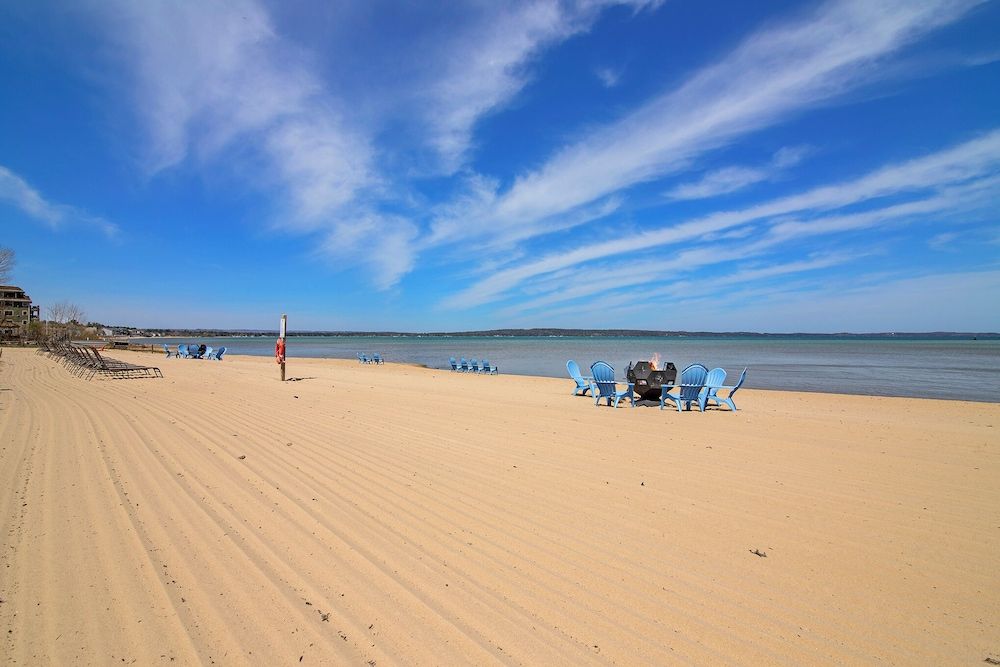 Walkout Beachfront Condo: Pointes North Resort 106 2