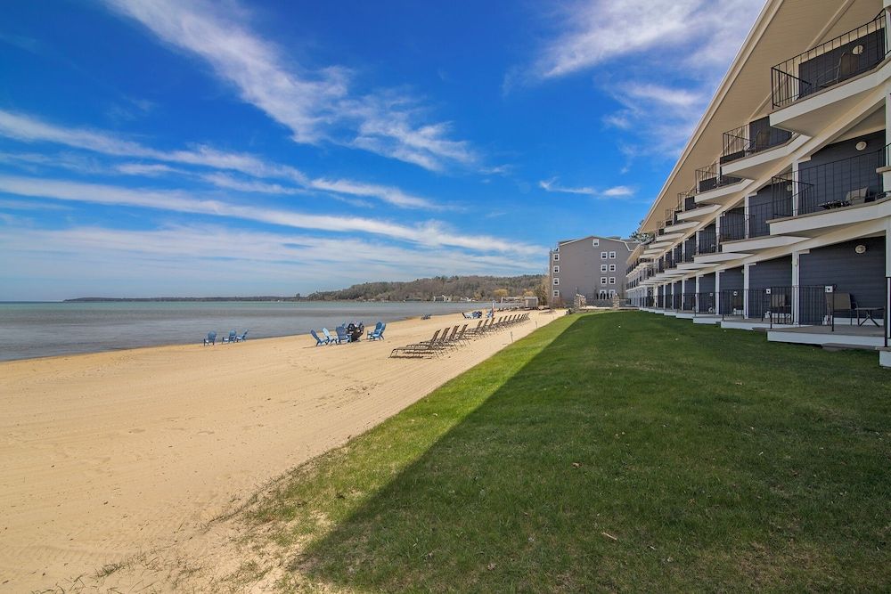 Walkout Beachfront Condo: Pointes North Resort 106 3 estrellas en Traverse City