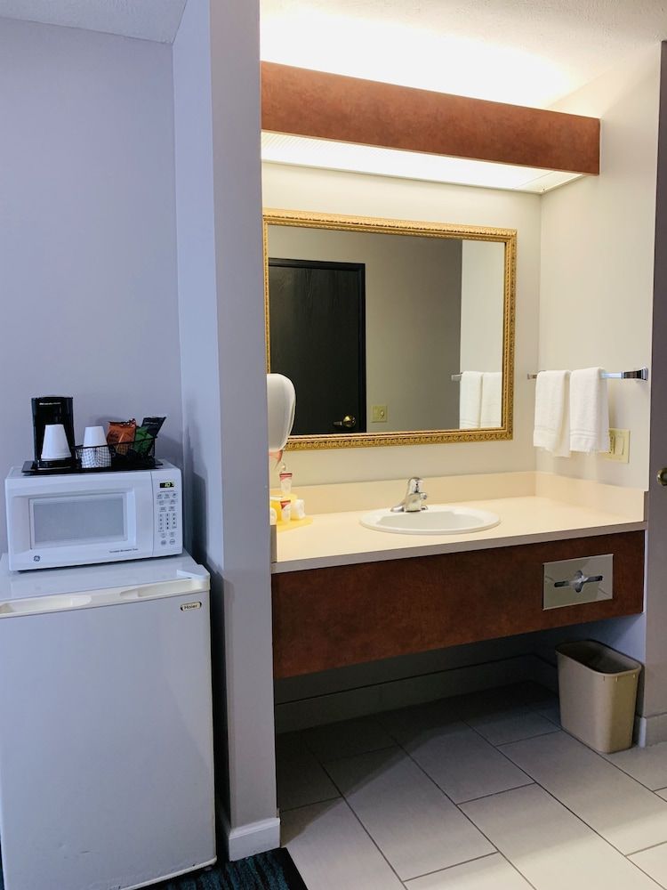 BridgePointe Inn & Suites by BPhotels, Lincoln I-80/27th St 3