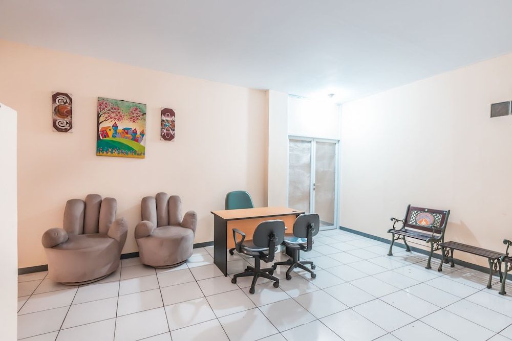 Super OYO 1868 J&b Room Pramuka 3