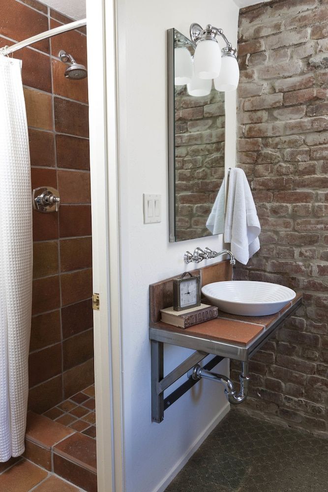 Maison Fleurie, A Four Sisters Inn 3