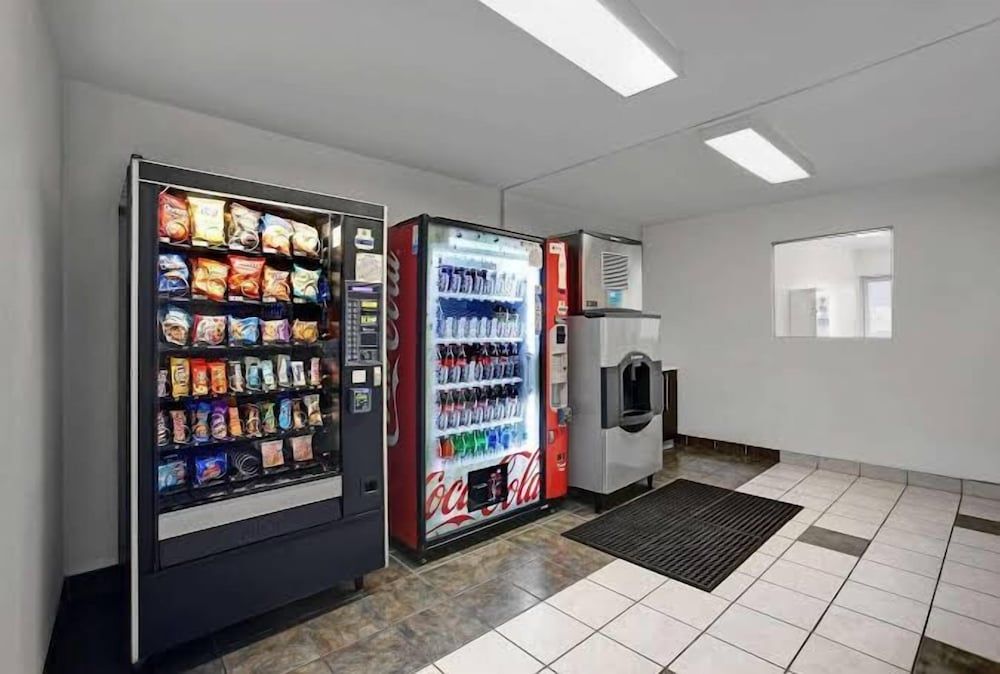 Super 8 by Wyndham Santa Clara 3