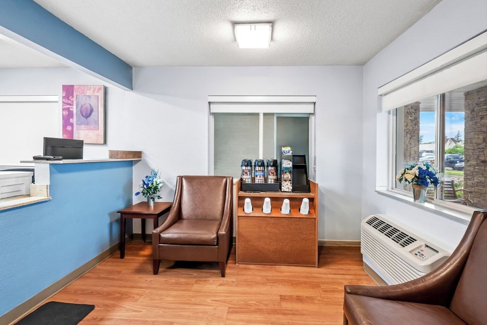 HomeTowne Studios by Red Roof Detroit - Livonia 2