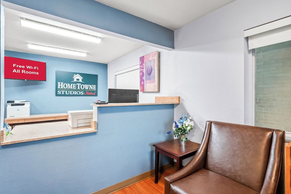 HomeTowne Studios by Red Roof Detroit - Livonia 3