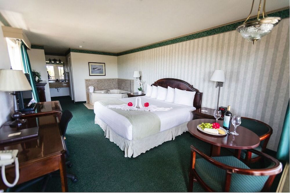 Emerald Dolphin Inn & Mini Golf 2