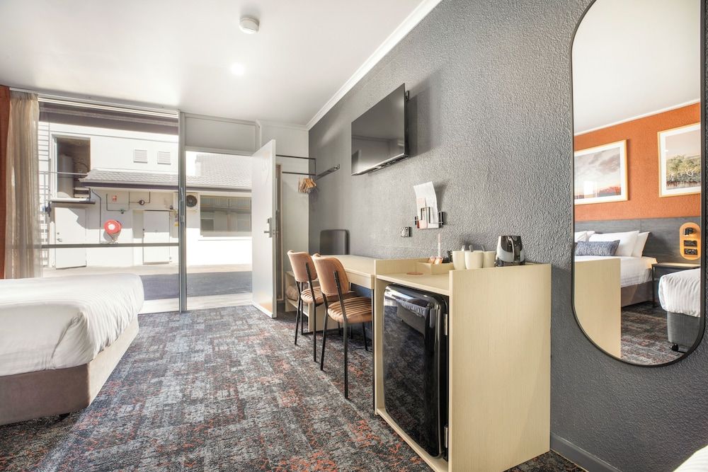 Nightcap at Horse and Jockey Hotel Warwick 3