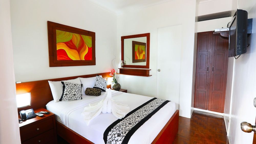 Luljettas Place Garden Suites 3