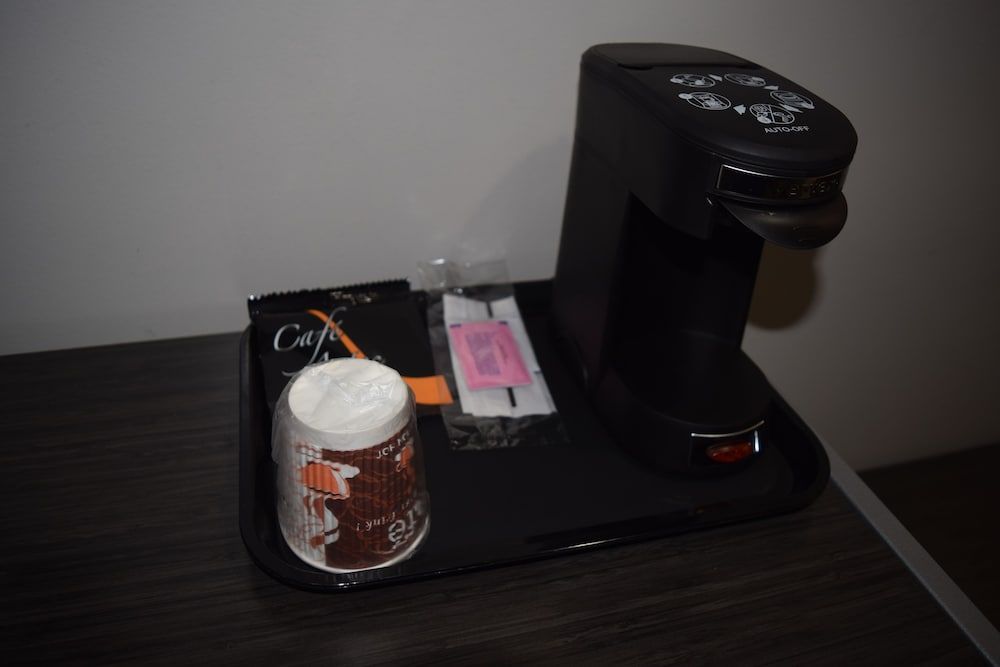 Deluxe Inn Hawthorne 3