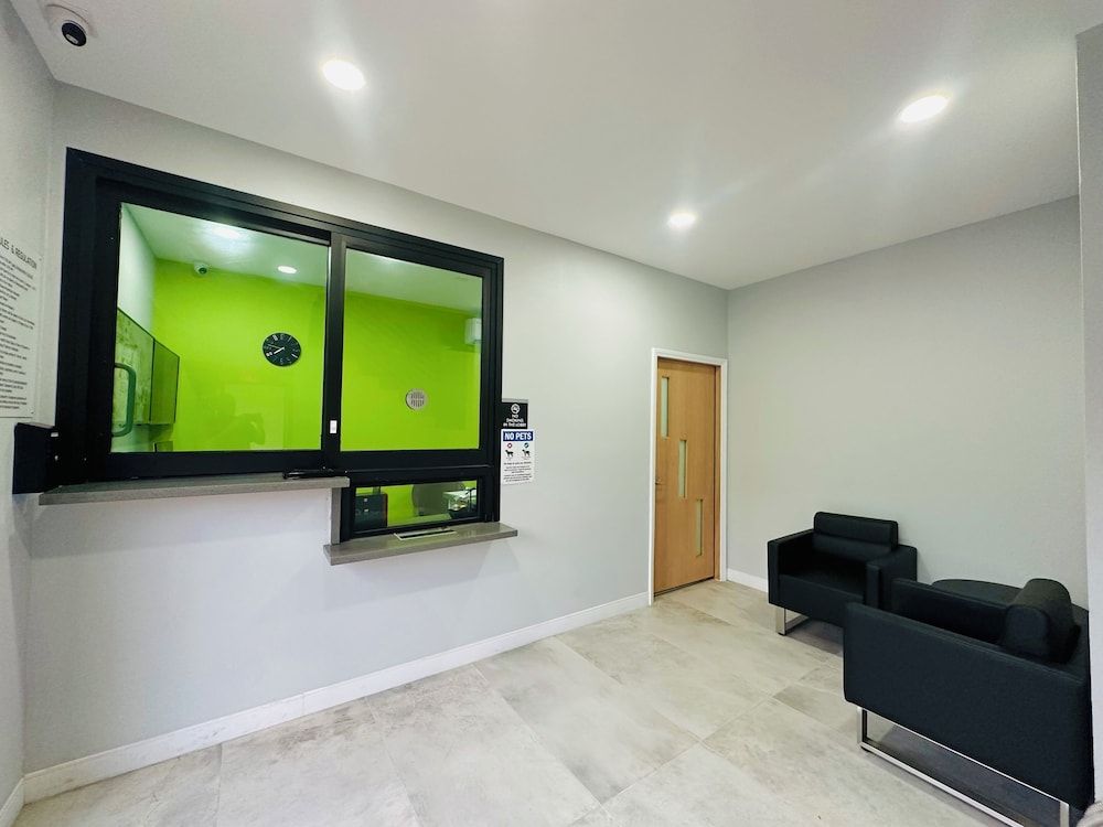 Deluxe Inn Hawthorne 2